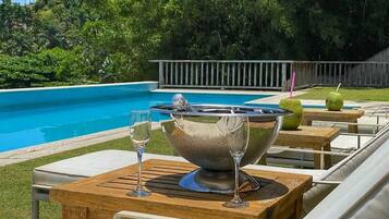 Kolam renang outdoor, dengan payung kolam renang dan kursi berjemur