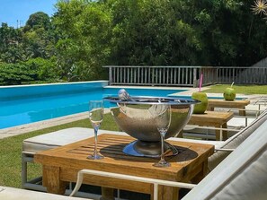 Piscine extérieure, parasols, chaises longues