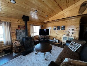 Living area - Log Cabin in Whitehall (Whitehall)