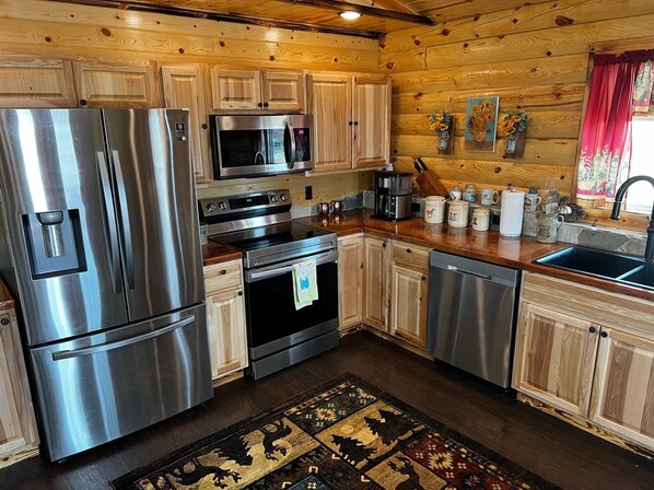 Private kitchen - Log Cabin in Whitehall (Whitehall)