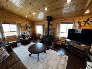 Living area - Log Cabin in Whitehall (Whitehall)