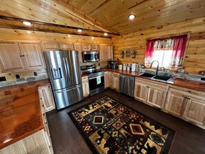 Private kitchen - Log Cabin in Whitehall (Whitehall)