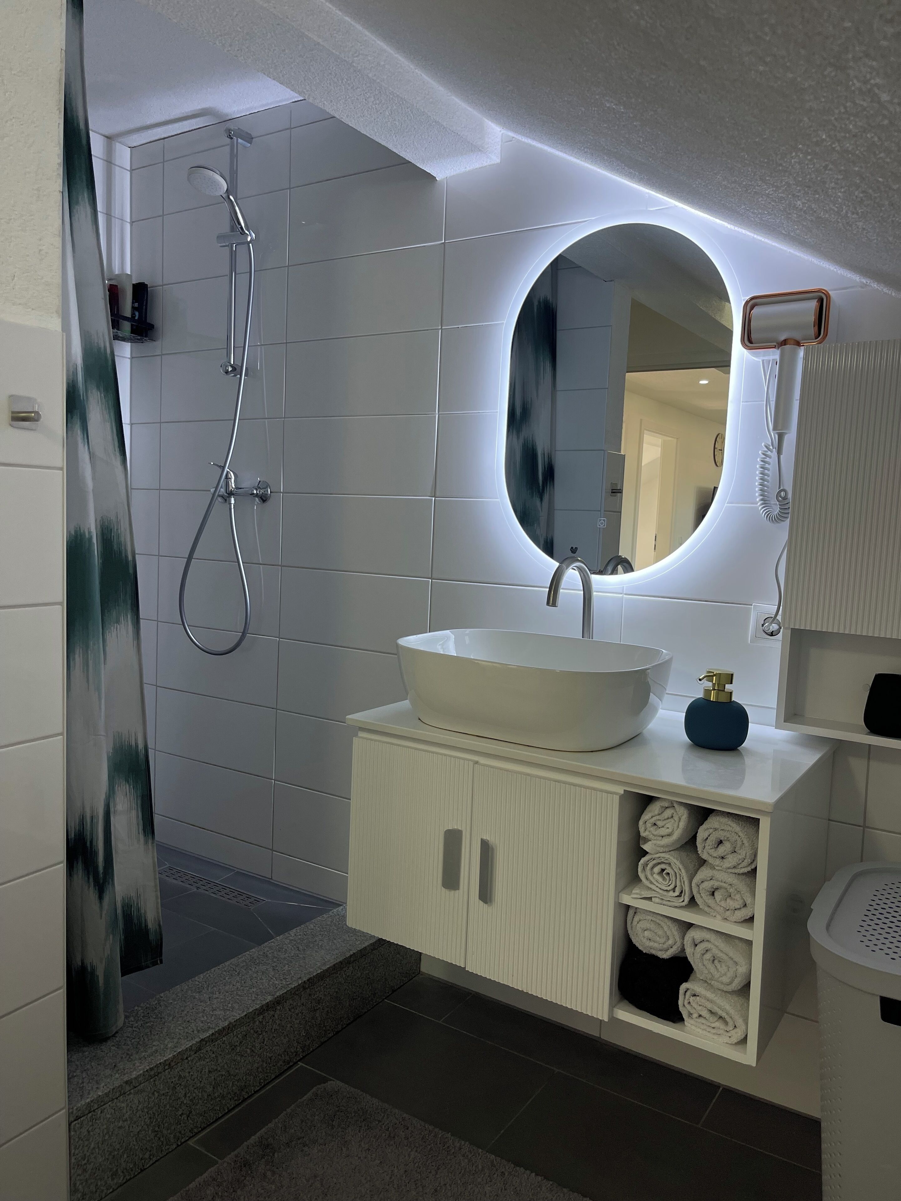 Dusche, Haartrockner, Handtücher, Seife