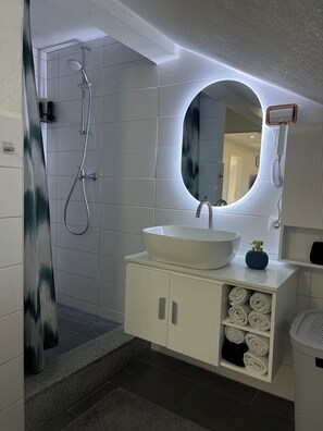 Dusj, hårf øner, håndklær og såpe