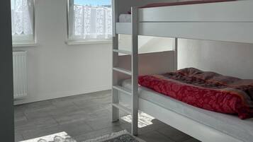 2 habitaciones, tabla de planchar con plancha, wifi y ropa de cama