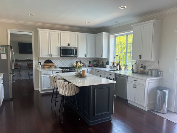 Microwave, oven, stovetop, dishwasher - Ryder Cup EXCLUSIVE-Newly renovated house, perfect enteraining space (Mount Sinai)