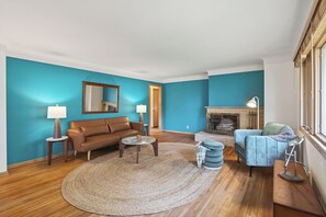 TV, fireplace