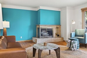 Televisión y chimenea 