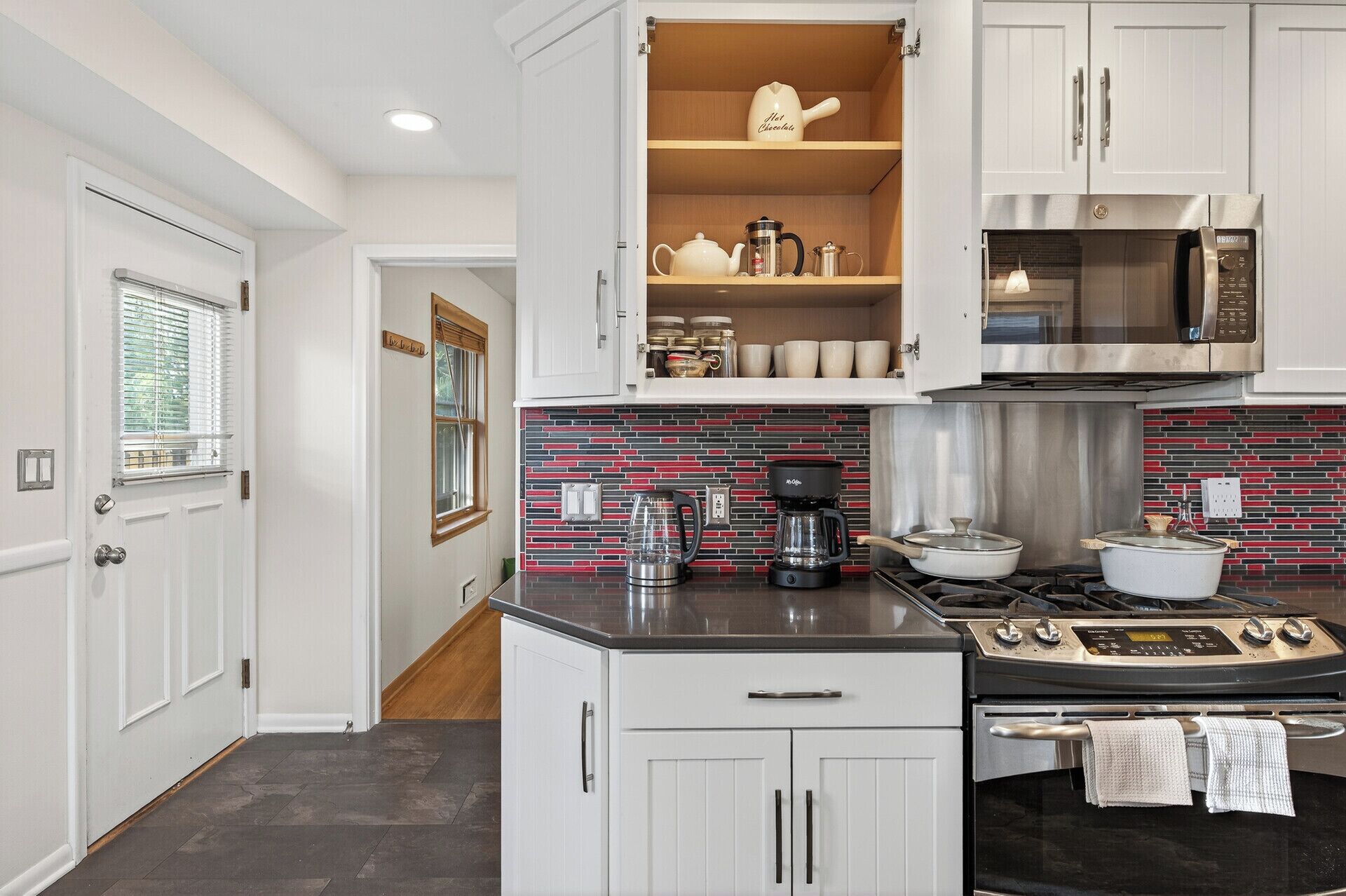 Mikrobølgeovn, ovn, kokeplater og oppvaskmaskin