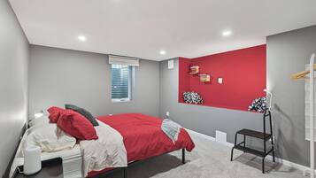 4 habitaciones, tabla de planchar con plancha y ropa de cama