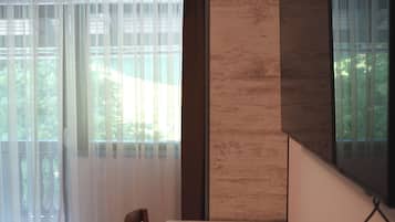 Comfort tweepersoonskamer, balkon, uitzicht op bergen | Een bureau, een laptopwerkplek, een strijkplank/strijkijzer, gratis wifi