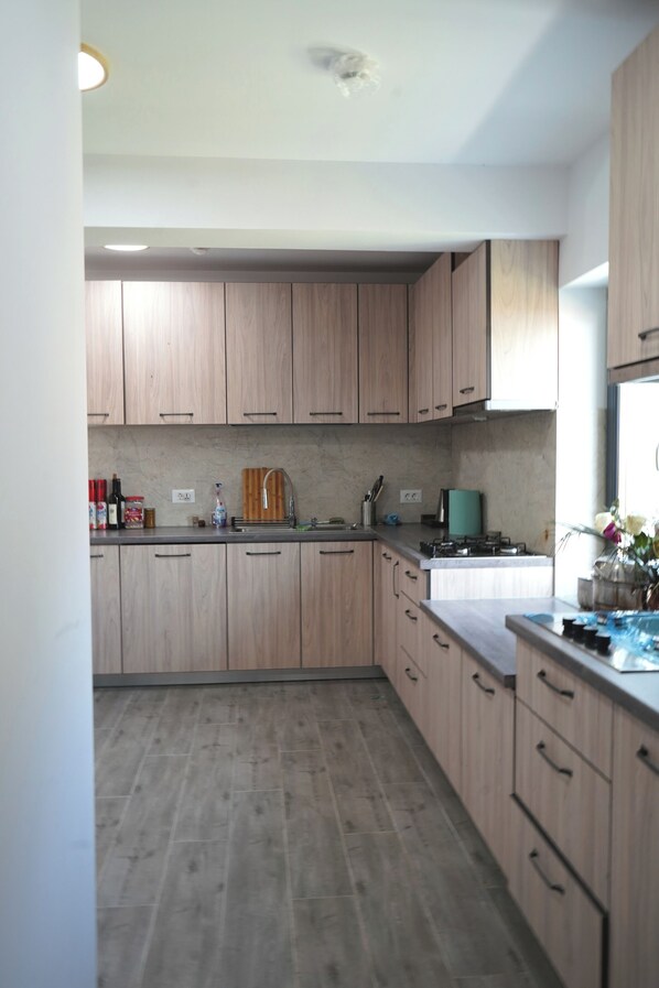 Full-size fridge, microwave, oven, stovetop