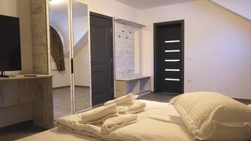 Habitación cuádruple Deluxe, vistas a la montaña | Escritorio y espacio para trabajar con un portátil