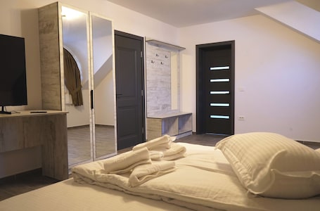 Escritorio y espacio para trabajar con laptop