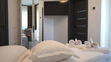 Habitación doble clásica, balcón, vista a la montaña | Escritorio y espacio para trabajar con laptop