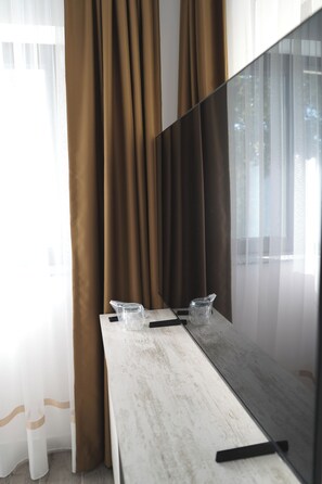 Classic Double Room, Balcony, Mountain View | Desk, laptop workspace, iron/ironing board, free WiFi - Pensiunea Sâhla (Campulung Moldovenesc)