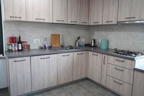 Full-sized fridge, microwave, oven, stovetop