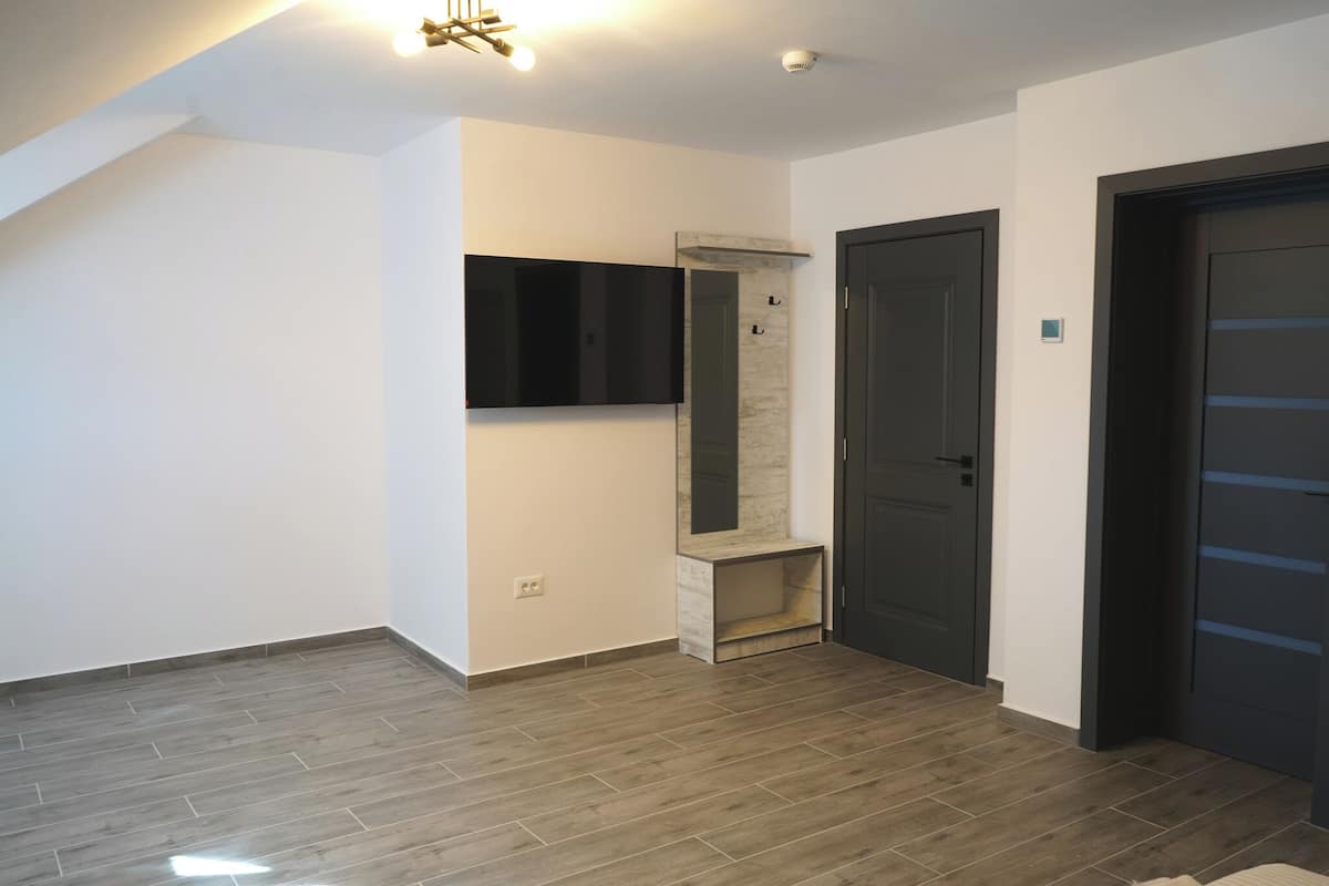 Classic Quadruple Room | Desk, laptop workspace, iron/ironing board, free WiFi