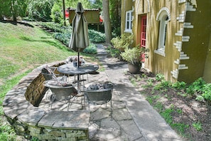 Outdoor dining - Historic Grove Park Rental - Apt #3 (Asheville)