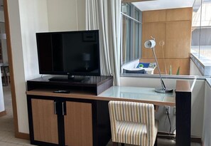 Deluxe Apartment | Blackout drapes, soundproofing, iron/ironing board, free WiFi