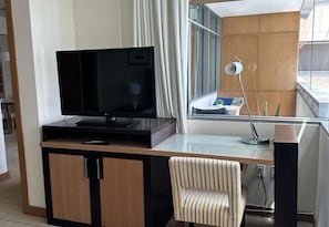 Deluxe Apartment | Blackout drapes, soundproofing, iron/ironing board, free WiFi