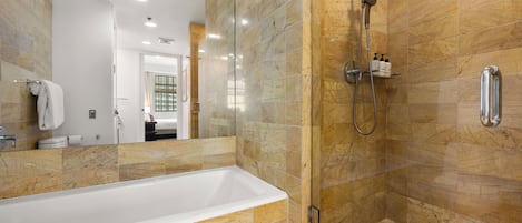 Deluxe Apartment | Bathroom