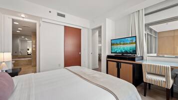 Deluxe Apartment | Blackout drapes, soundproofing, iron/ironing board, free WiFi