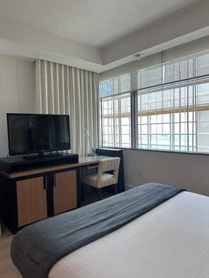 Deluxe Apartment | Blackout drapes, soundproofing, iron/ironing board, free WiFi