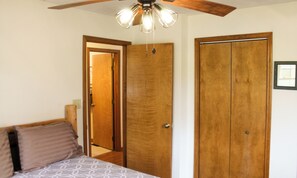 2 bedrooms, iron/ironing board, free WiFi, bed sheets - Charming 2BR/1B cabin - Winetrail, SIU, Shawnee Forest, Giant City, Cedar Lake (Makanda)