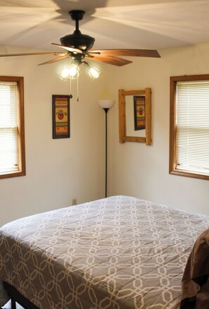 2 bedrooms, iron/ironing board, free WiFi, bed sheets