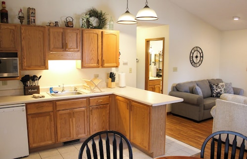 Charming 2BR/1B cabin - Winetrail, SIU, Shawnee Forest, Giant City, Cedar Lake