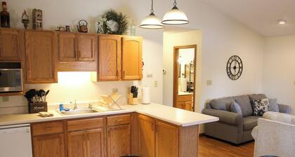 Charming 2BR/1B cabin - Winetrail, SIU, Shawnee Forest, Giant City, Cedar Lake