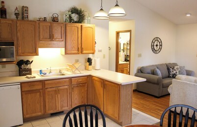 Charming 2BR/1B cabin - Winetrail, SIU, Shawnee Forest, Giant City, Cedar Lake