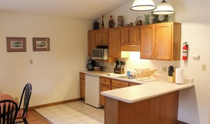 Fridge, microwave, coffee/tea maker, toaster - Charming 2BR/1B cabin - Winetrail, SIU, Shawnee Forest, Giant City, Cedar Lake (Makanda)