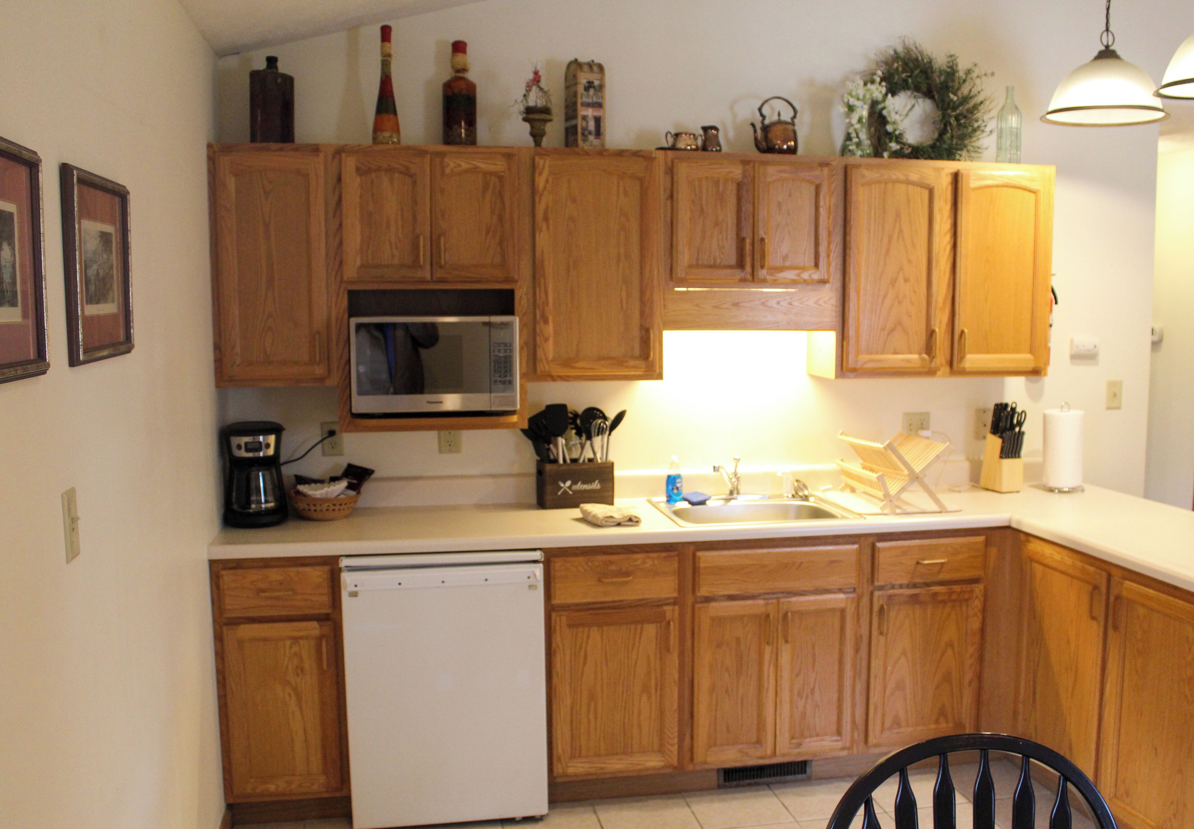 Refrigerador, microondas, cafetera y tetera y tostadora 