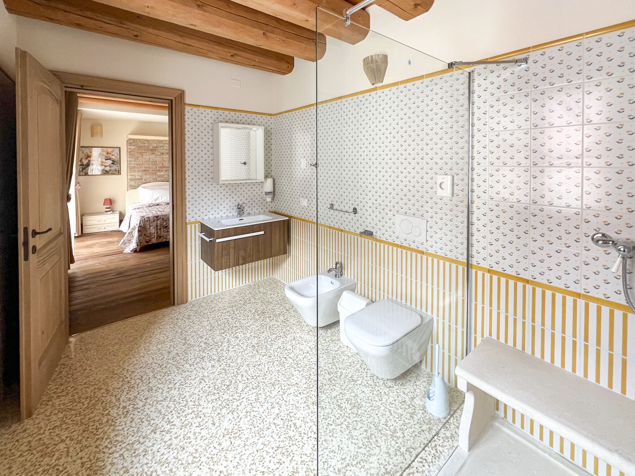 シャワー、ヘアドライヤー、タオル、トイレットペーパー