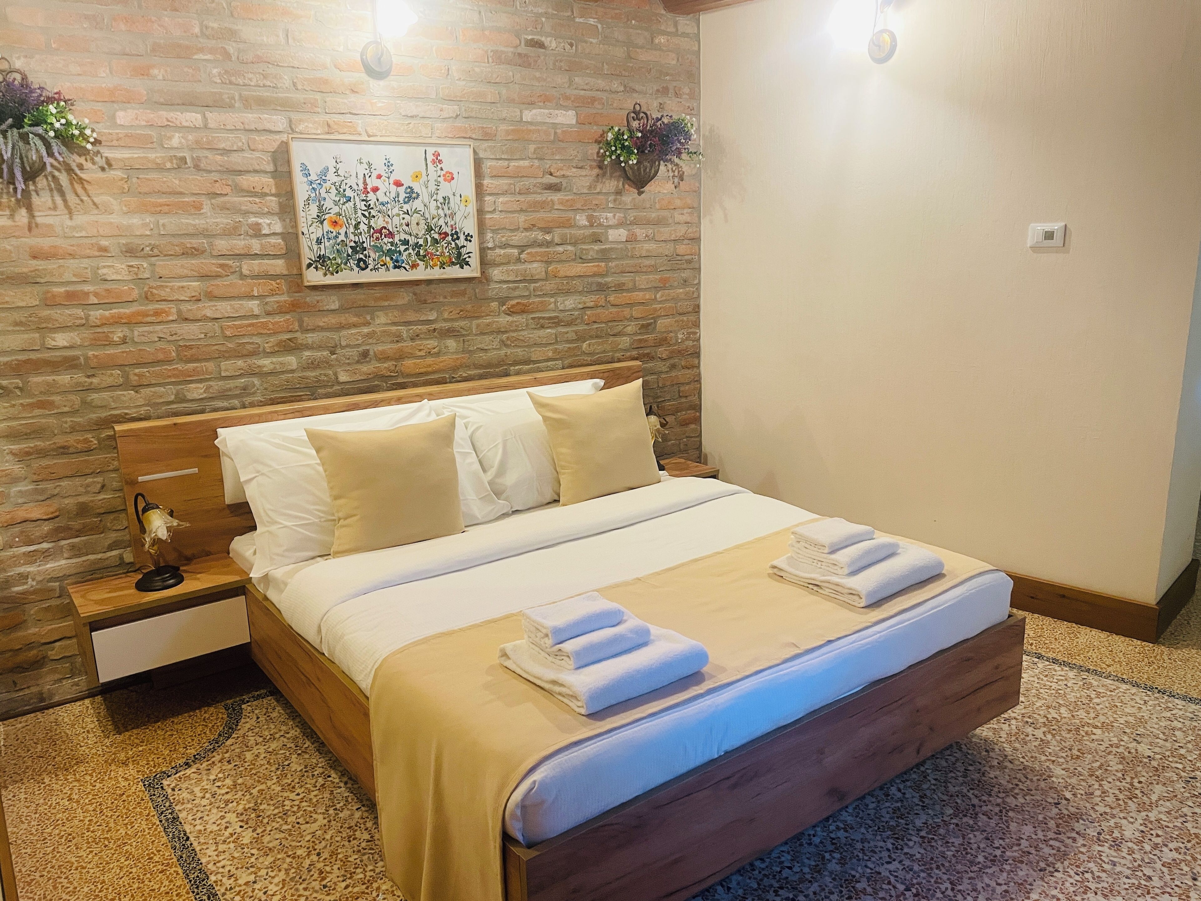 Junior Suite, Courtyard View | Minibar, desk, free WiFi, bed sheets