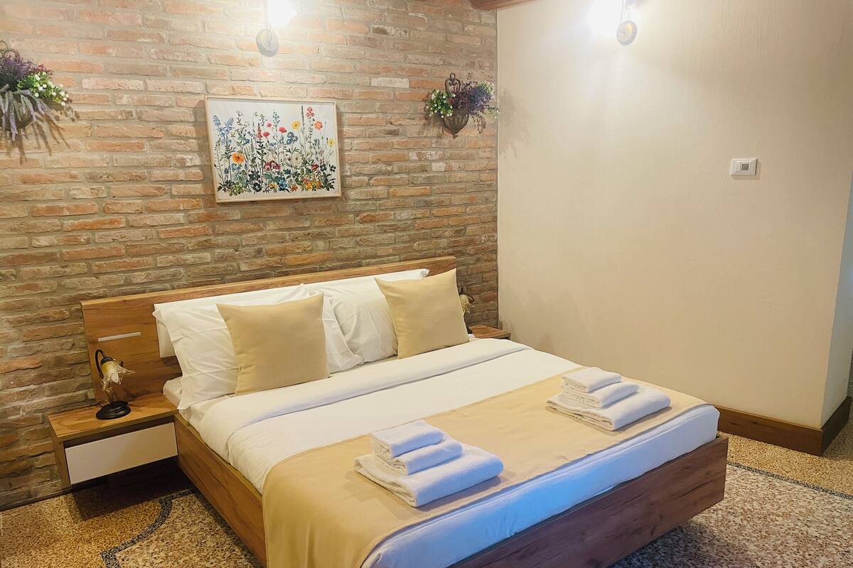 Minibar, escritorio, wifi gratis y ropa de cama