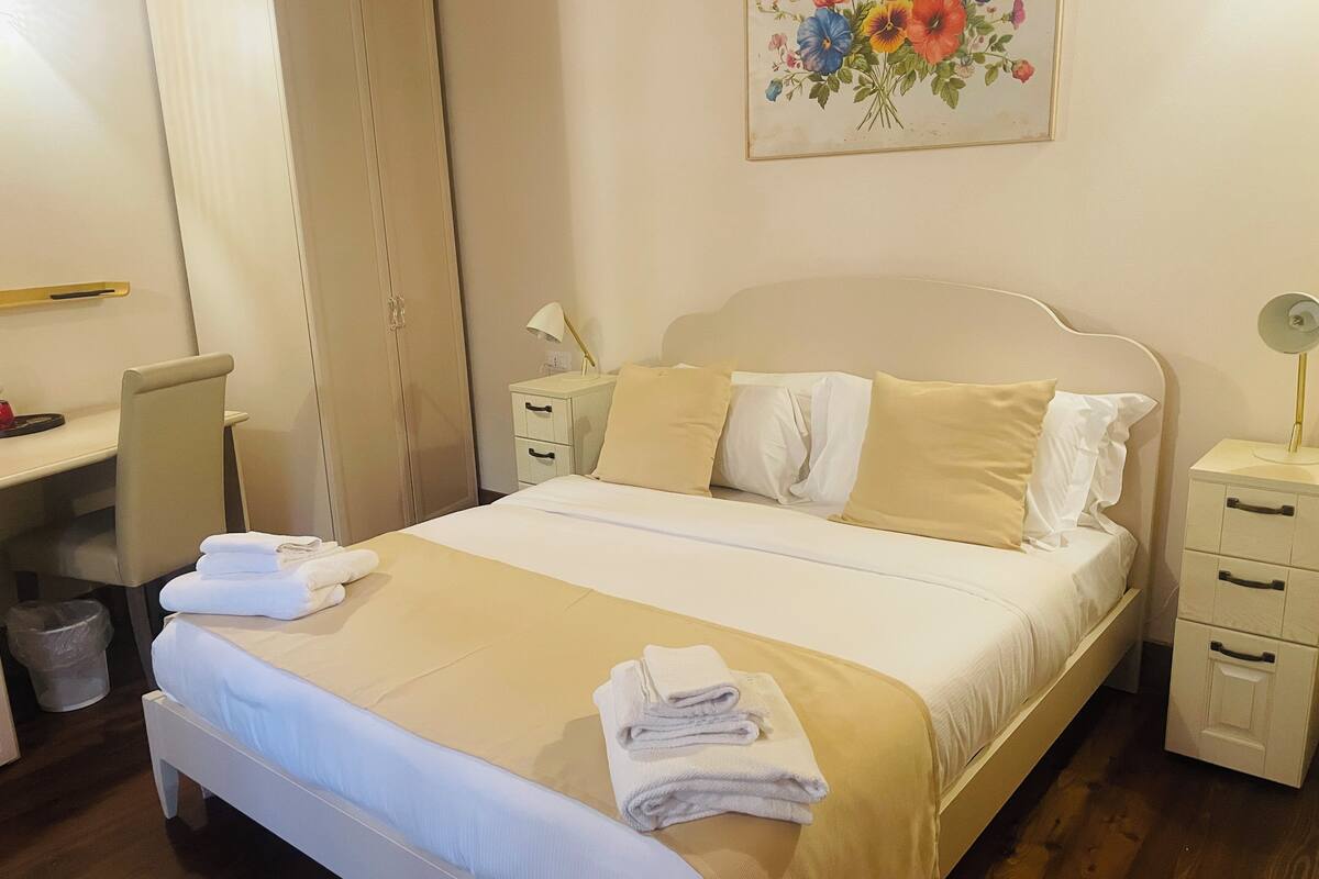 Minibar, escritorio, wifi gratis y ropa de cama