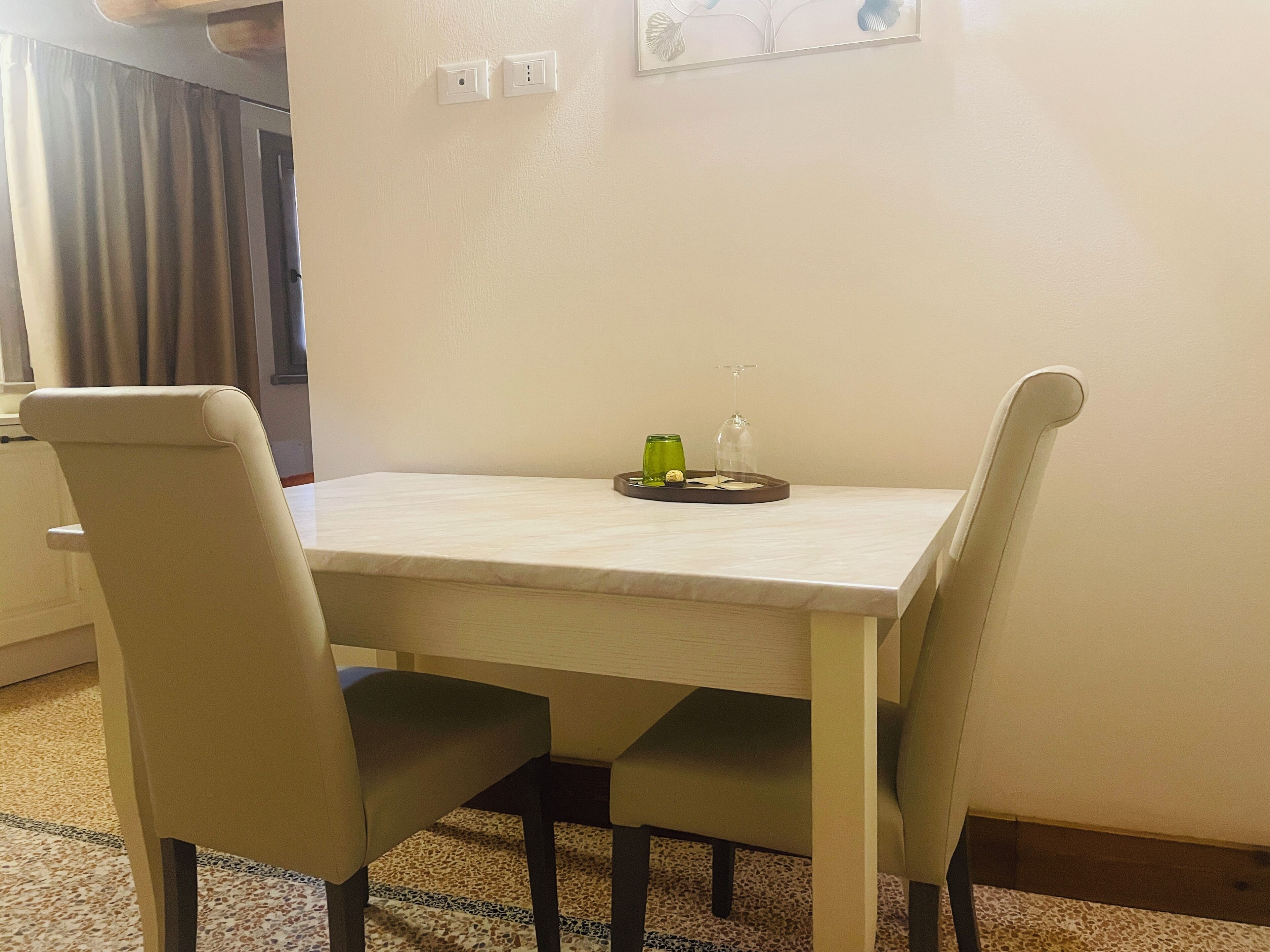 Suíte júnior, vista para o pátio | Frigobar, escrivaninha, Wi-Fi de cortesia, roupa de cama