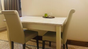 Suite – junior, bakgårdsutsikt | Minibar, skrivebord, wi-fi (inkludert) og sengetøy