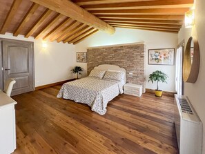 Double Room, Courtyard View | Desk, free WiFi