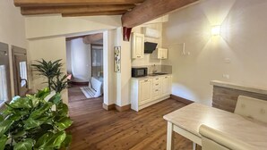 Suite – junior, bakgårdsutsikt | Minibar, skrivebord, wi-fi (inkludert) og sengetøy