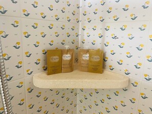 Dobbeltrom, bakgårdsutsikt | Bad | Dusj, hårføner, håndklær og toalettpapir