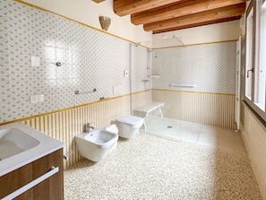 Suite Junior, pemandangan halaman | Kamar mandi | Shower, pengering rambut, handuk, dan tisu toilet