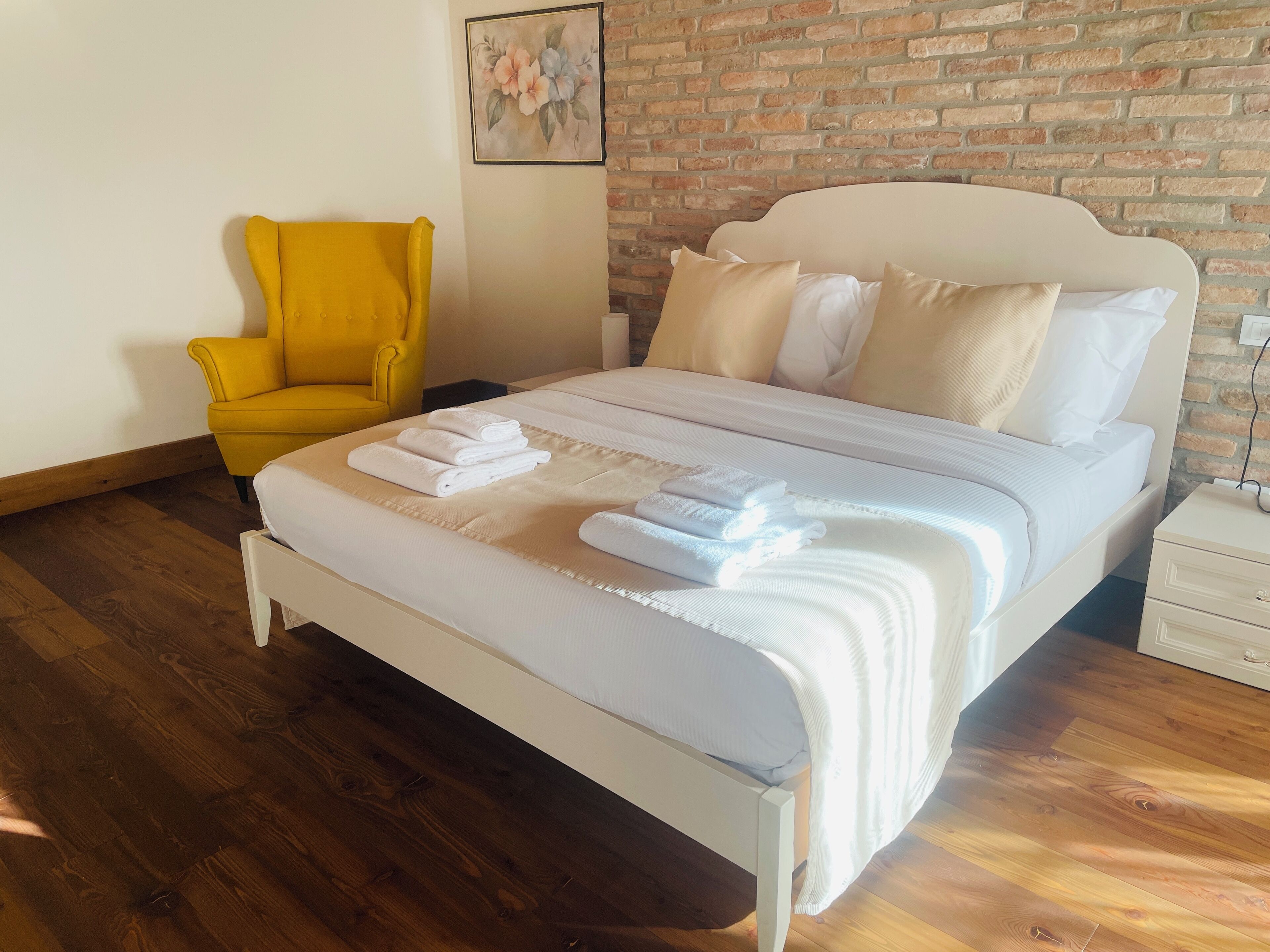 Luxury Room, 1 Queen Bed | Minibar, desk, free WiFi, bed sheets