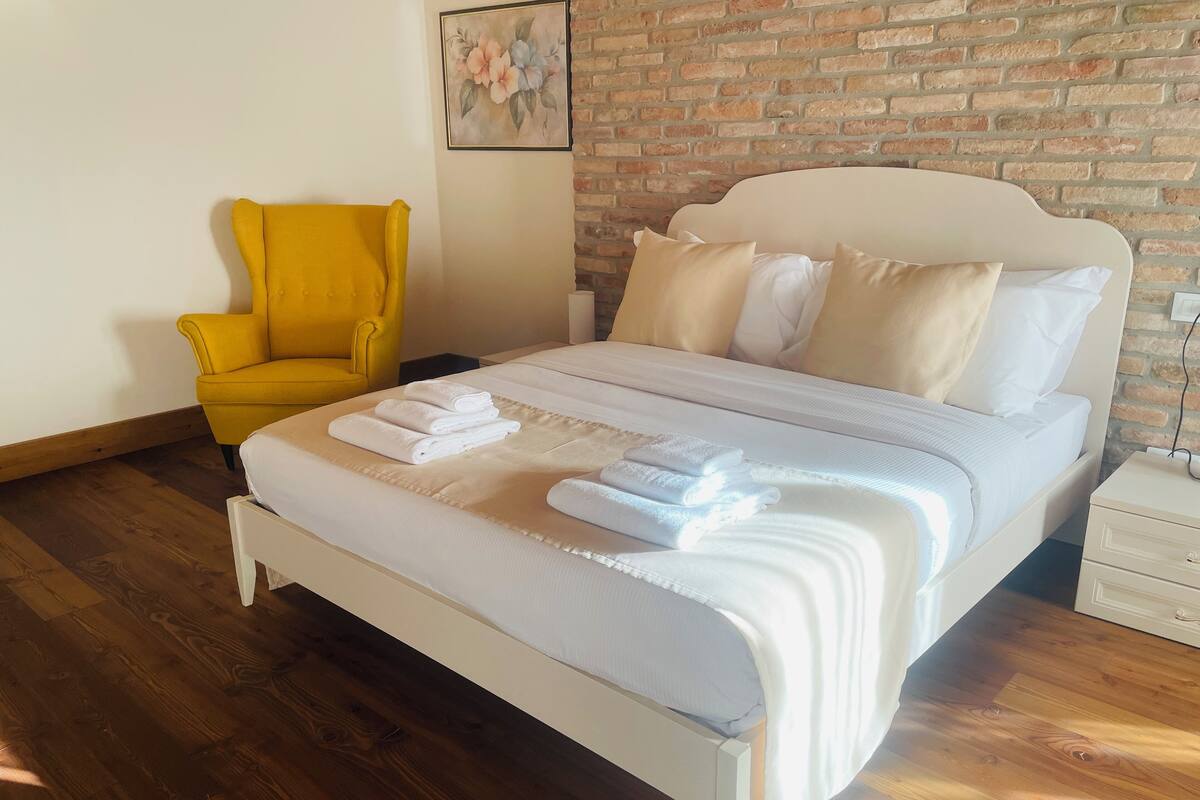 Minibar, escritorio, wifi gratis y ropa de cama 