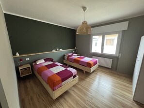 2 bedrooms, iron/ironing board, internet, bed sheets