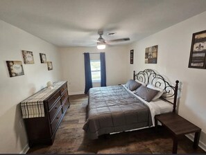 Iron/ironing board, bed sheets