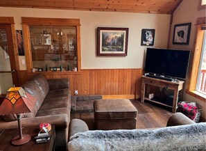 Smart TV, fireplace, stereo, computer monitors - Truckee Mountain Retreat + Trails + Pet Friendly (Truckee)
